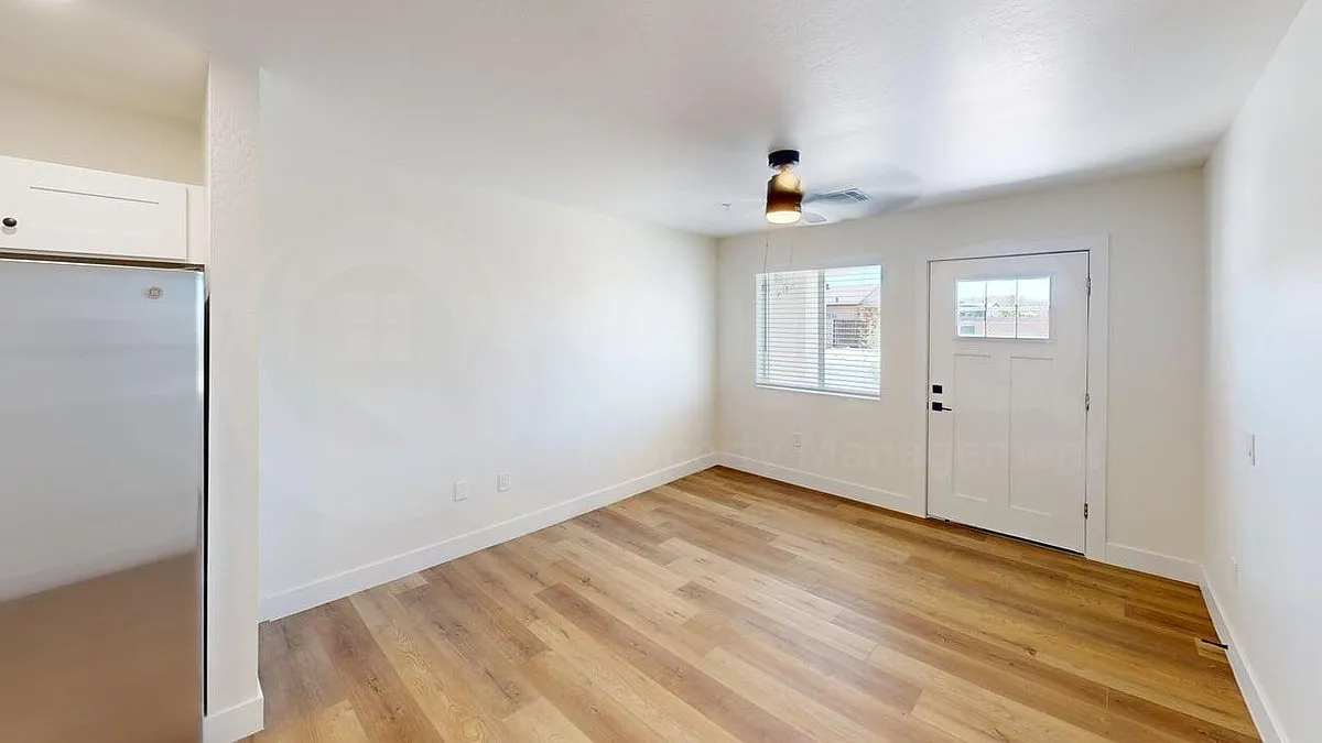 410 W Hadley St — Photo 3