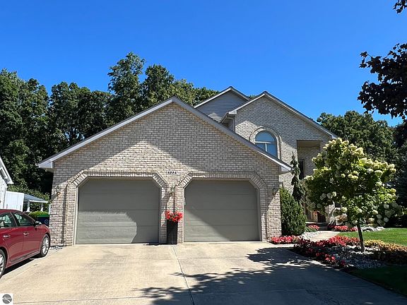 3rd image of 4224 Scenic Dr E