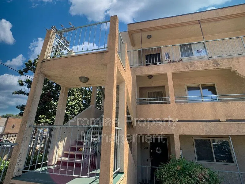 2 bed, 1.0 bath, 900 sqft, $1,845 — Photo 2