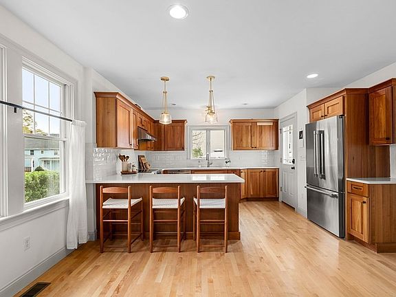 5th image of 1 Woodlawn St