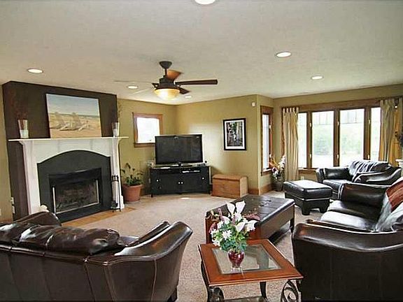 3rd image of 9764 Lakewood Dr