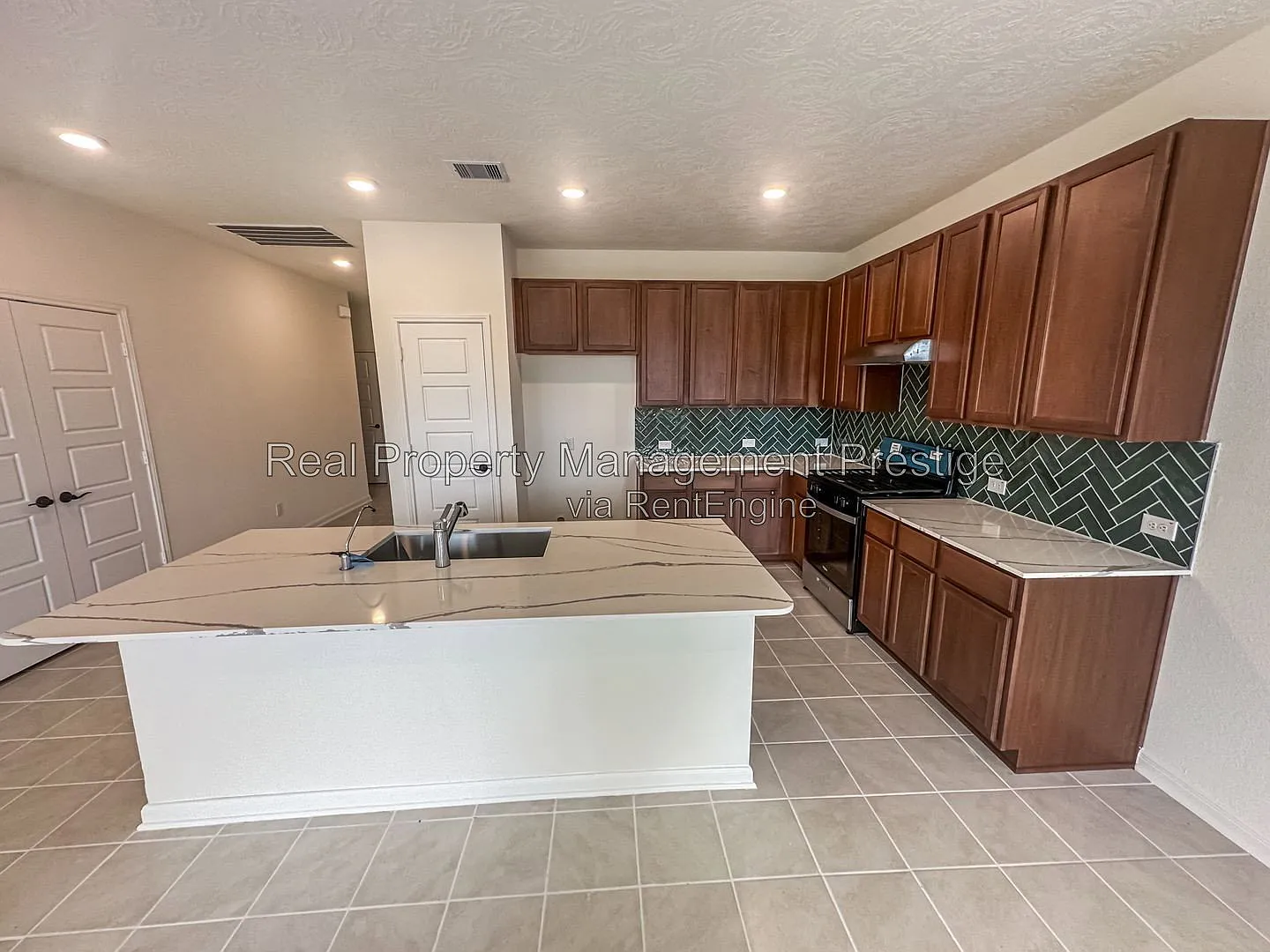 4 bed, 2.0 bath, 1706 sqft, $2,195 — Photo 3