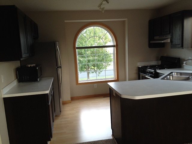 Updated Kitchen w/stainless appl