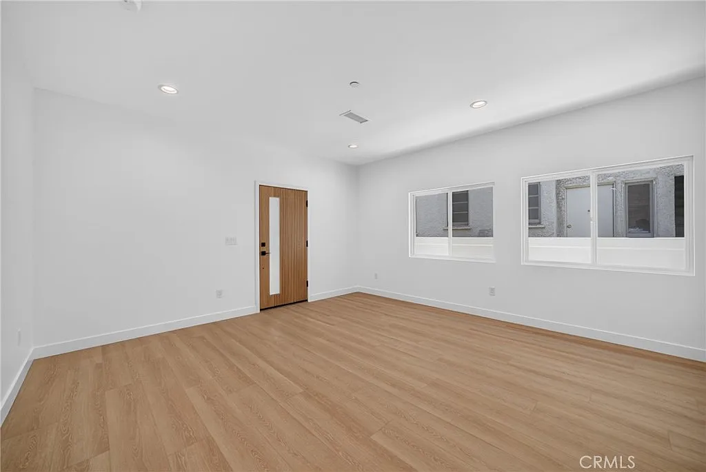 3 bed, 1100 sqft, $3,895 — Photo 3
