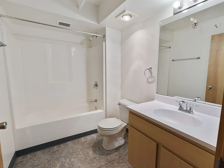 2125 W Kilbourn Ave — Photo 3