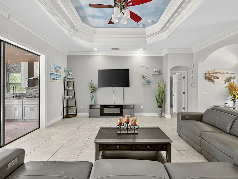 207 Kindred Blvd — Photo 1