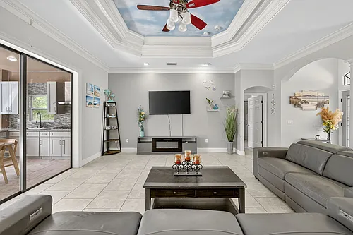207 Kindred Blvd Photo 1