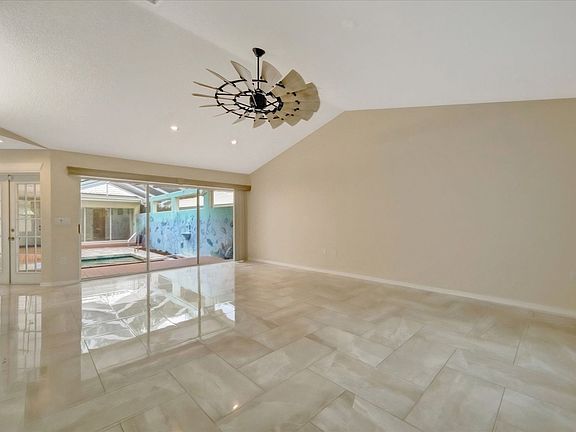 5th image of 1016 Harbor Town Dr