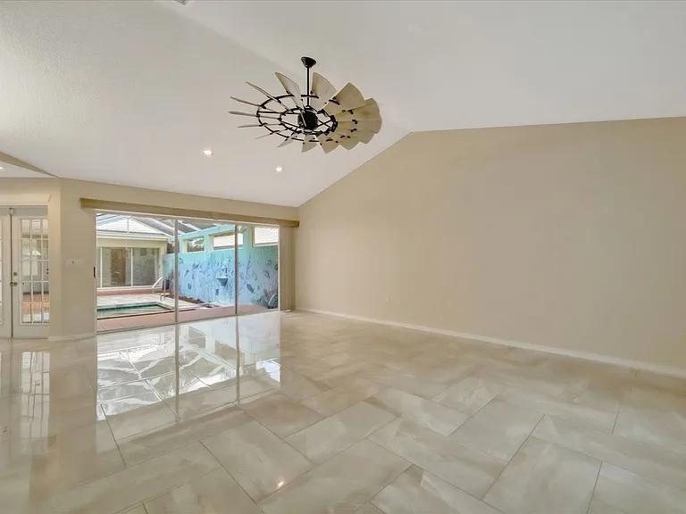 1016 Harbor Town Dr — Photo 5