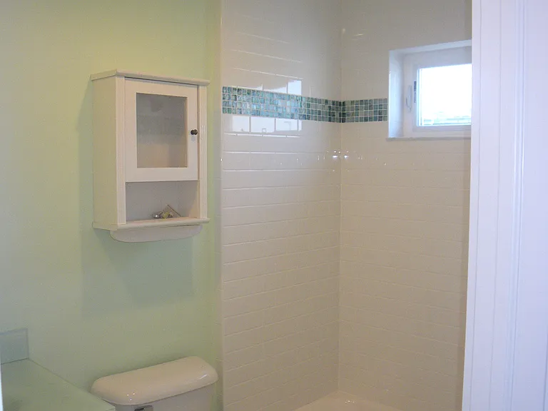 Shared bath for the two canal side bathrooms
