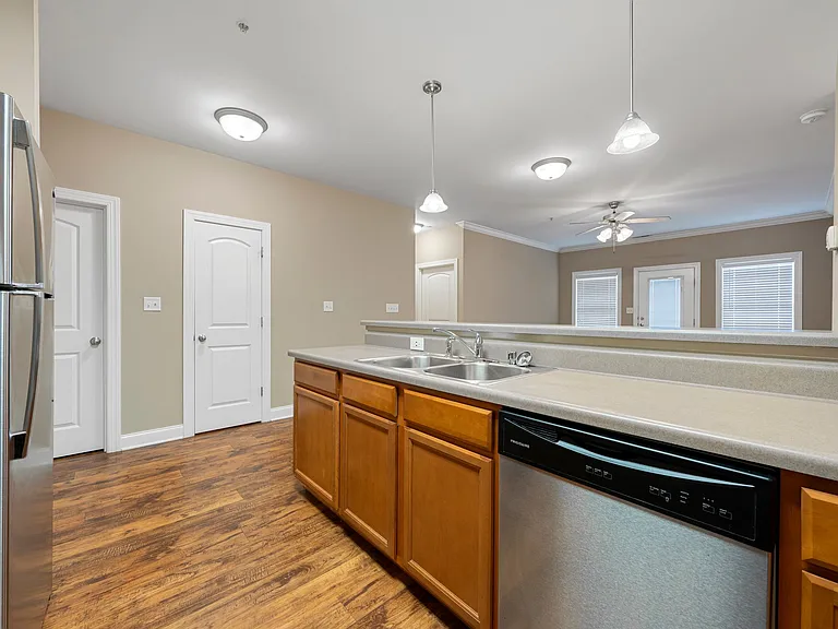 Mount Victor Olde Towne Luxury Apartments — Photo 124