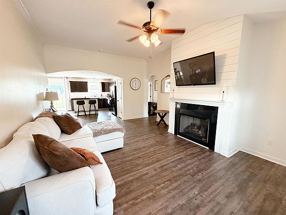 3rd image of 300 Brown Arrow Cir
