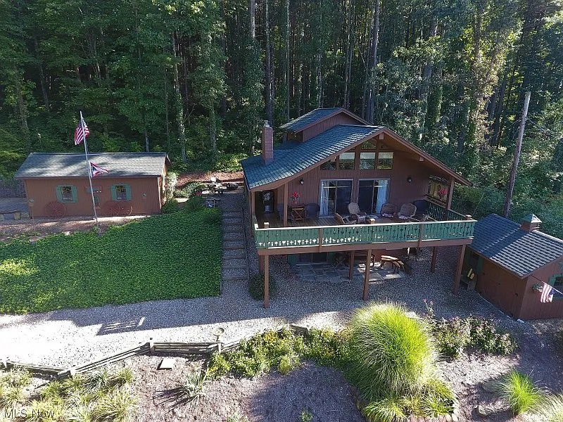 9702 Lakewood Dr NE photo 1