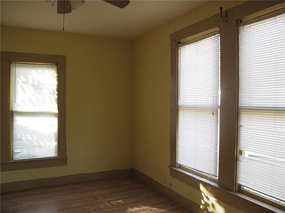 2nd image of 906 E Bowie St