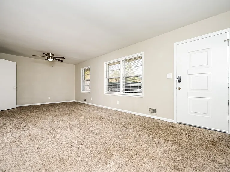 435964_017_living_room_13448288.jpg