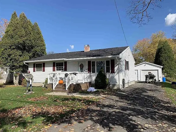 72 Beach St, Massena, NY 13662