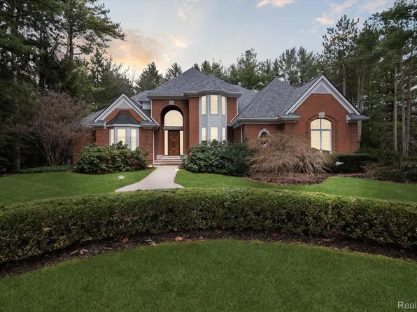 5495 River Ridge Dr, Brighton, MI 48116