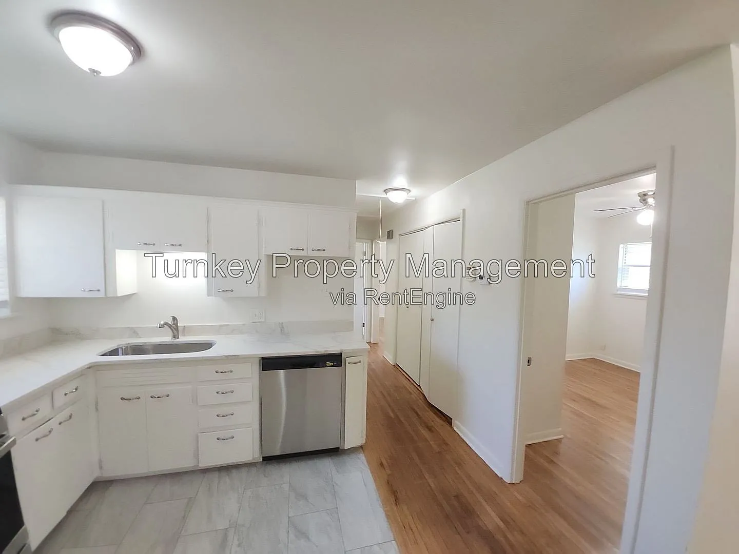 3 bed, 1.0 bath, 912 sqft, $1,095 — Photo 3