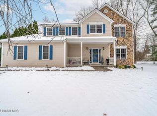 3 Oakhurst Ct, Clifton Park, NY 12065
