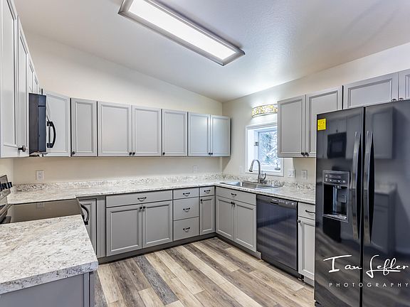 4th image of 3033 Victoria Cir