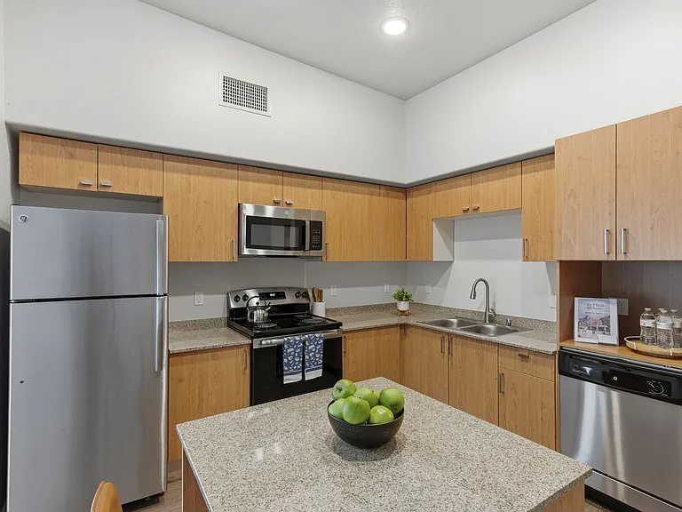 City Plaza Apartments — Photo 8