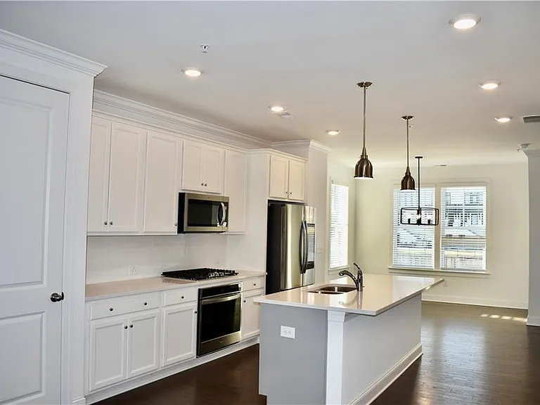 655 Beacon Dr — Photo 6