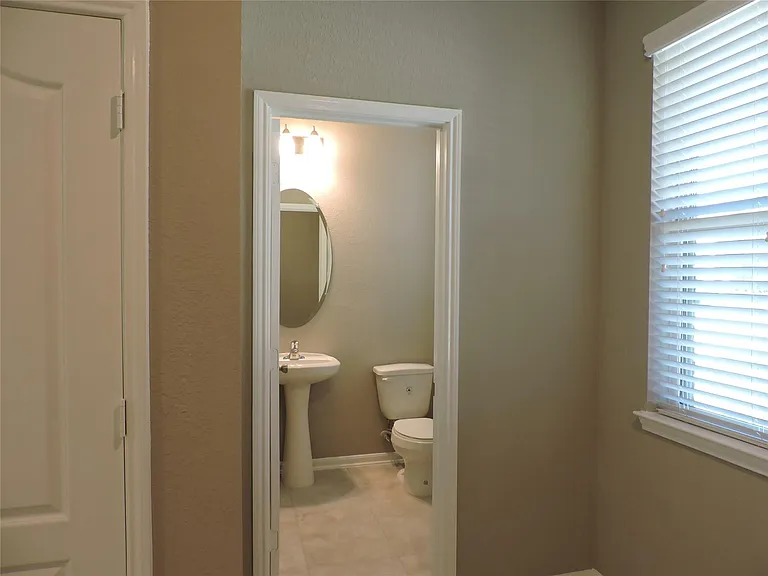 1102 Upton Ct — Photo 5