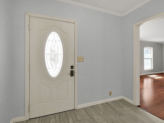 4th image of 56 Harriette Dr