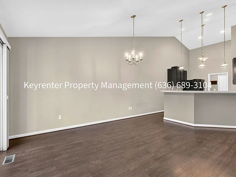411 Angelique Pl — Photo 11