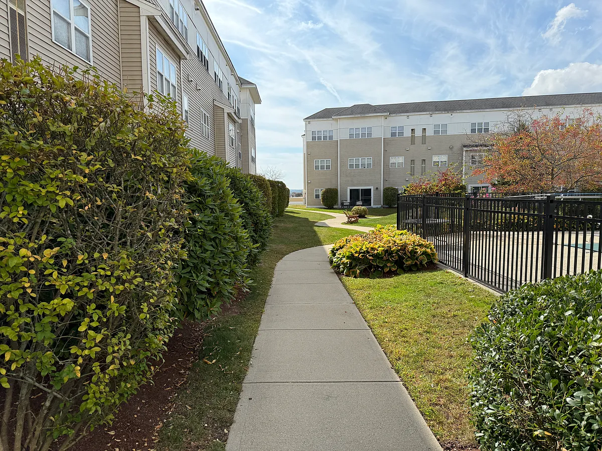 Building Photo - 140 Railroad Ave #102