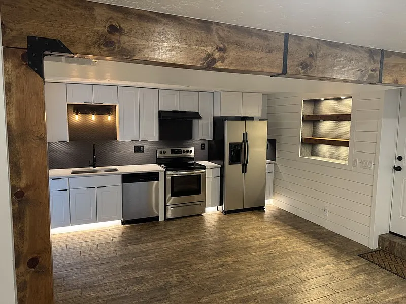 Remodeled 3-Bed Basement Unit w/ 2-Car Garage — Photo 2