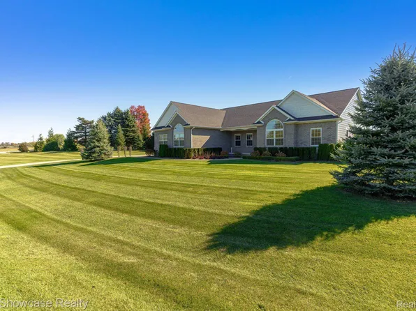 4276 Taggett Lake Dr, Highland, MI 48357