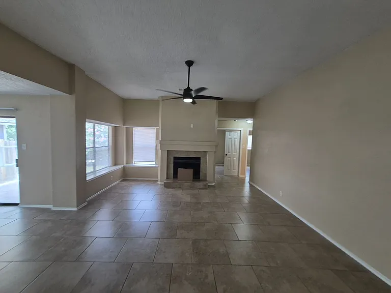 8469 Maple Ridge Dr — Photo 3