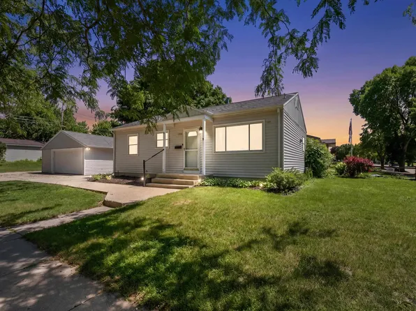 2102 S 99th St, West Allis, WI 53227