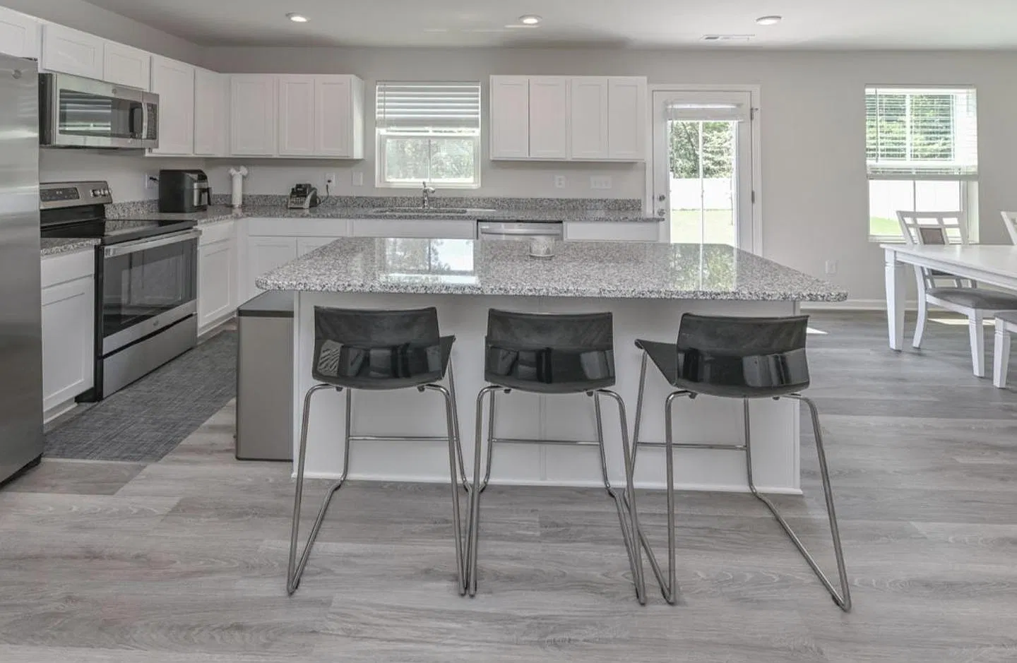 4 bed, 2.5 bath, 1903 sqft, $1,500 — Photo 2
