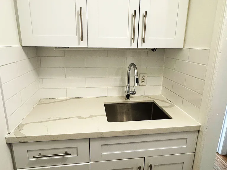 383 Lansdowne Ave #MAIN FLOOR — Photo 11