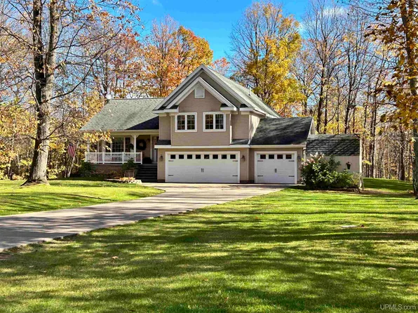2250 Woodland Dr, Ishpeming, MI 49849