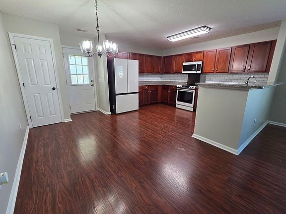 5th image of 208 Maypop Dr