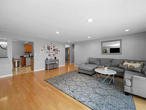 3rd image of 1727 W Crystal Ln Unit 604