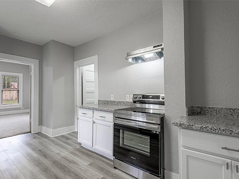 200 W Caroline St #A — Photo 9