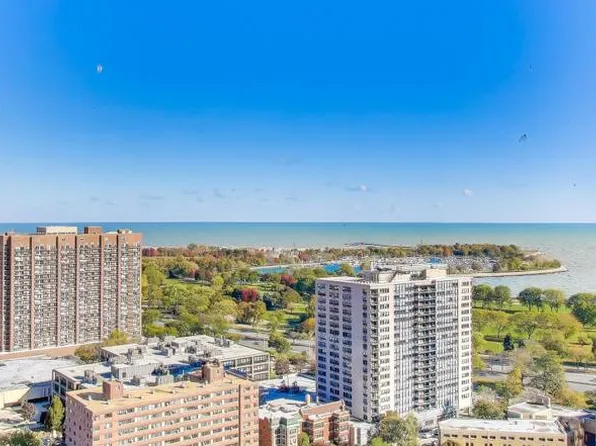 3930 N Pine Grove Ave, Chicago, IL