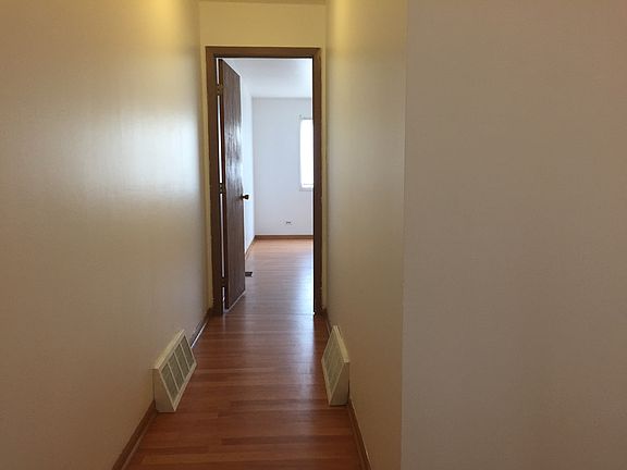 4th image of 412 Meadow Green Ln