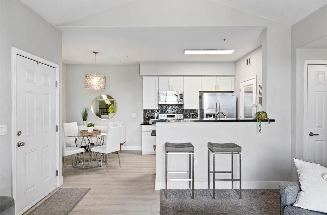 3 bed, 1100 sqft, $1,100 — Photo 2