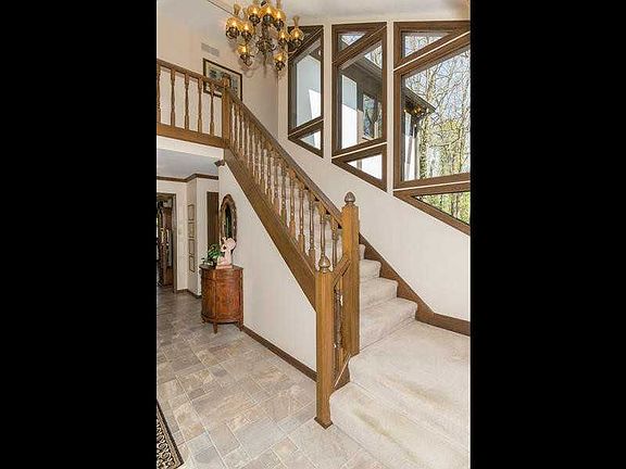 2nd image of 775 Pineview Dr