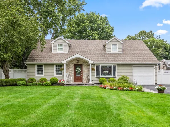 5 Barnaby Lane, Mount Sinai, NY 11766