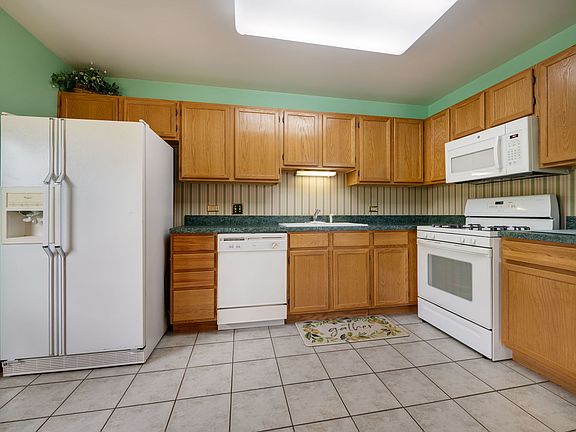 5th image of 13902 S Cambridge Cir