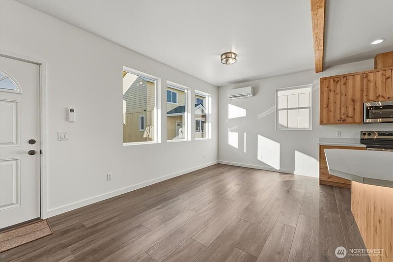 3rd image of 415 E Okanogan Avenue