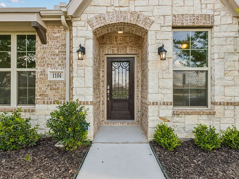 1104 Milfoil Dr — Photo 2
