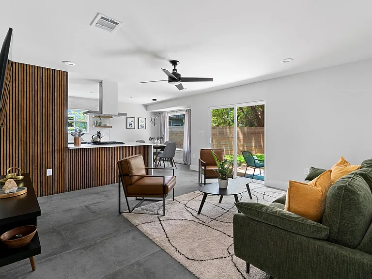 2102 Falcon Hill Dr — Photo 8