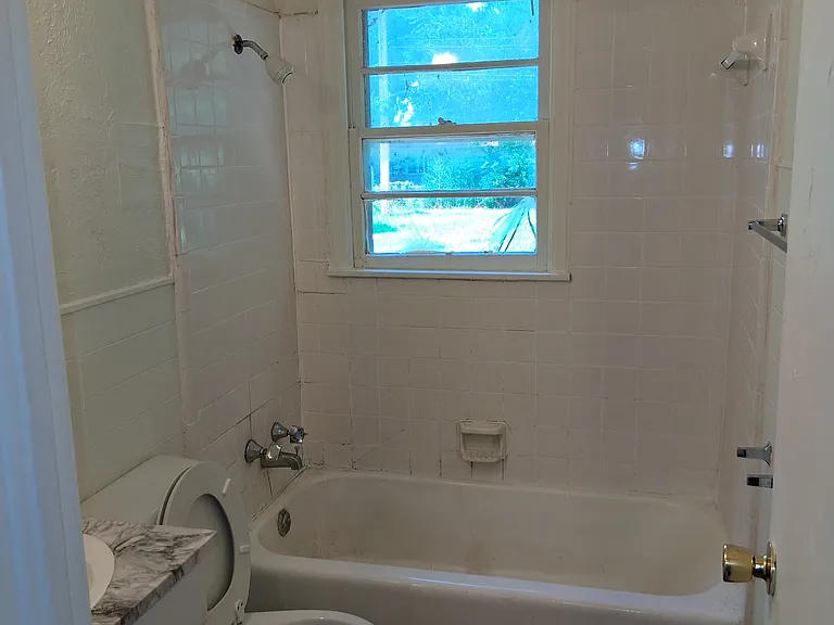 1907 NW Hoover Ave — Photo 8